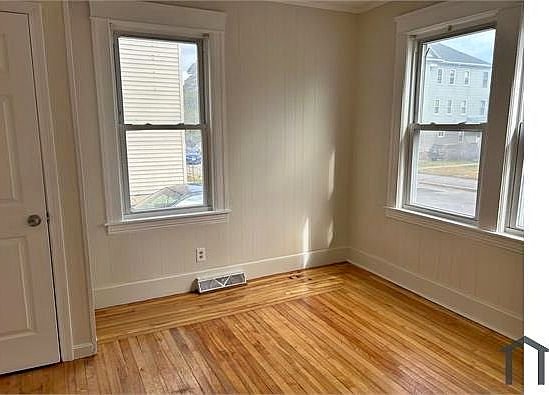 94 Houghton St APT 1R, Worcester, MA 01604