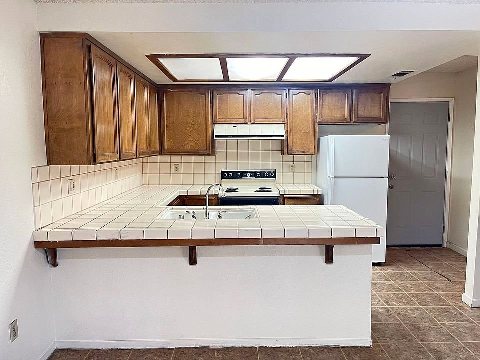 1915 E Hampton Way, Fresno, CA 93726